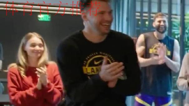 艾顿的妈妈从凌晨3点开始准备食材，她为湖人准备了一顿大餐